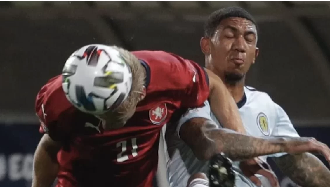 Il colpo di testa al pallone potrebbe danneggiare il cervello
