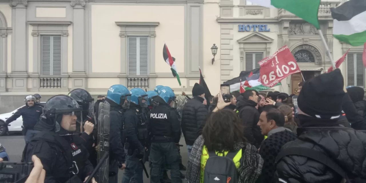 I manganelli della Polizia contro gli studenti pro-Palestina
