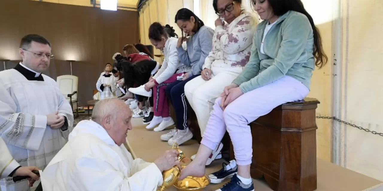 Un gesto di umanità oltre le barriere: il Papa lava i piedi a detenute di diverse religioni e nazionalità