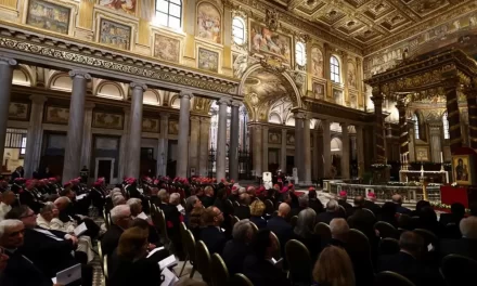 Il Papa affida la pace alla Madonna