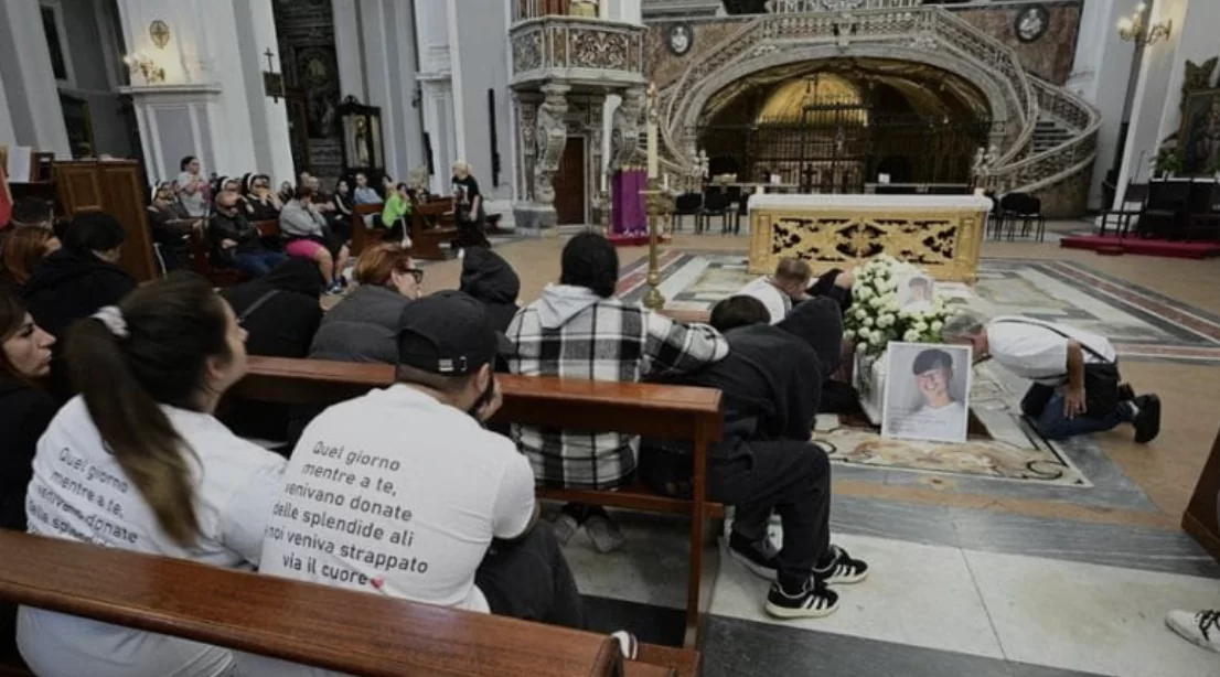 Napoli piange Emanuele, ma le istituzioni restano assenti