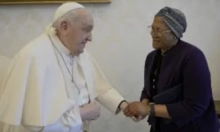 Papa Francesco cade di nuovo: un segnale d’allarme sulla sua salute?