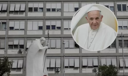 Il mondo si stringe in preghiera intorno a Papa Francesco per l’aggravarsi del suo quadro clinico