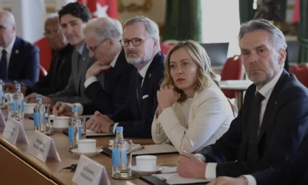 Meloni invoca unità occidentale dopo lo scontro Trump-Zelensky: necessità di un vertice urgente