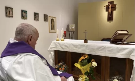 Papa Francesco al Gemelli: segni di miglioramento e un messaggio di speranza