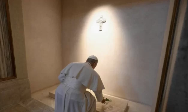 La rosa di Leone XIV alla tomba di Franciscus e il filo della fedeltà