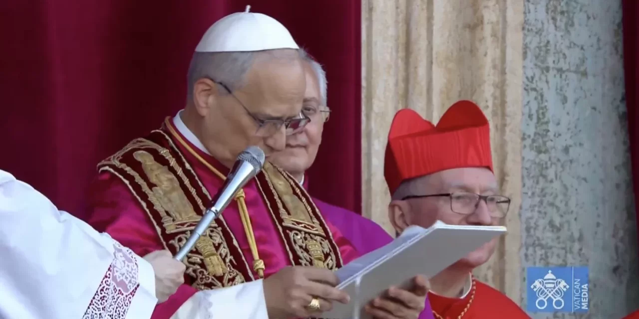 “La pace sia con voi”: il primo saluto di Papa Leone XIV e il peso della storia