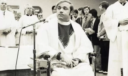 Il sacerdote sulla sedia a rotelle che rimetteva in piedi le anime