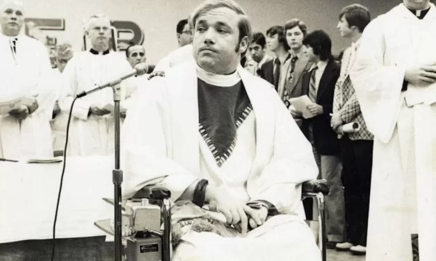 Il sacerdote sulla sedia a rotelle che rimetteva in piedi le anime