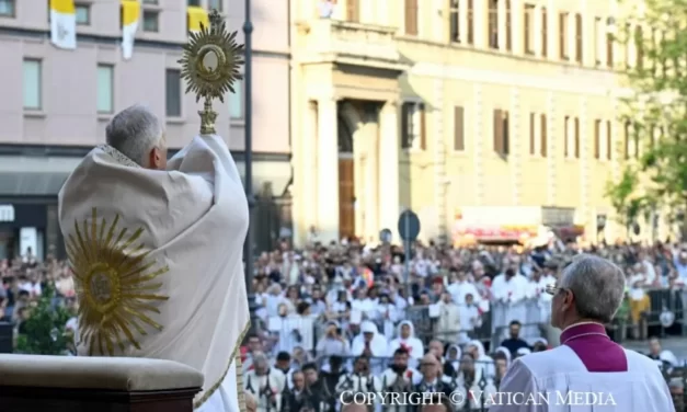 Leone XIV con Gesù per le strade di Roma