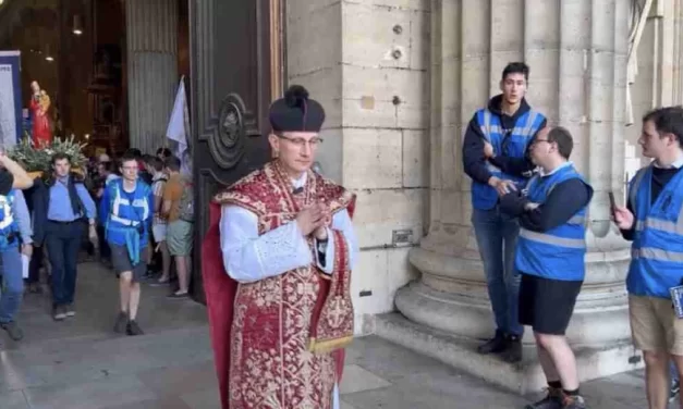 Il saluto del Papa ai giovani del pellegrinaggio di Chartres non riscrive la riforma liturgica