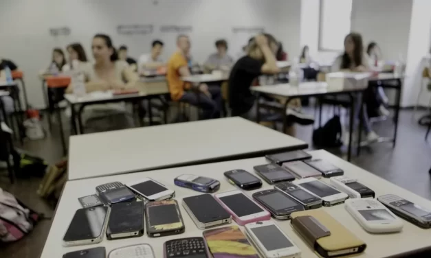 Cellulari vietati anche alle superiori: una scelta giusta, ma non basta