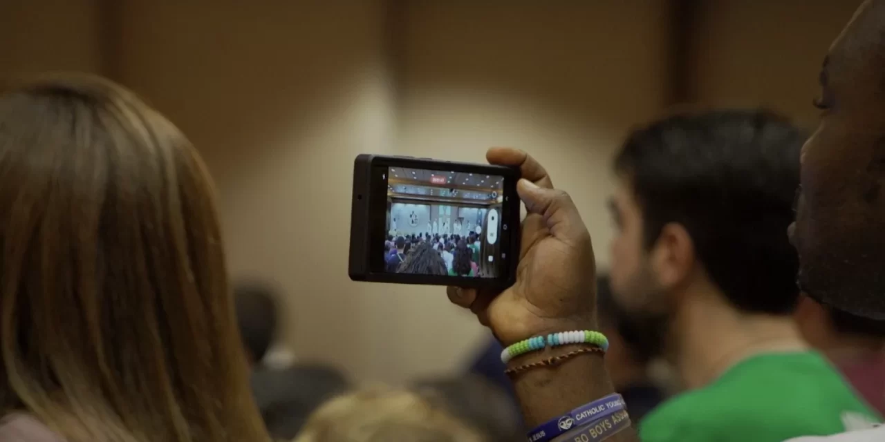 Evangelizzazione o spettacolarizzazione? La sfida dei media digitali nella missione della Chiesa