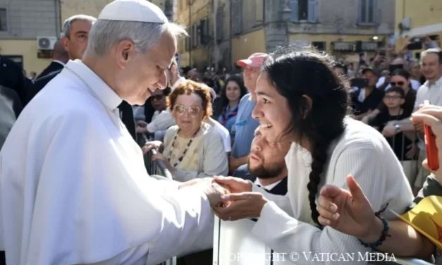 L’arte dell’accoglienza secondo Leone XIV: ascoltare, servire, lasciarsi ferire