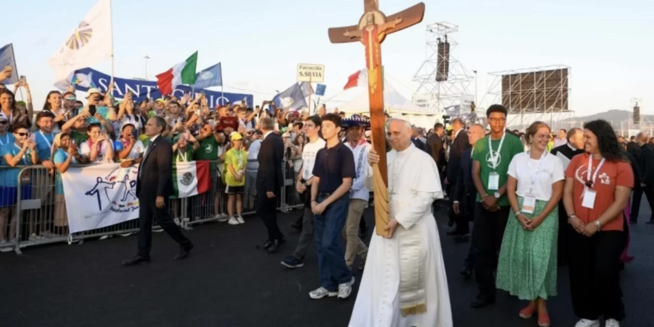 “Resta con noi, Signore”: il grido dei giovani a Tor Vergata
