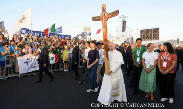 “Resta con noi, Signore”: il grido dei giovani a Tor Vergata