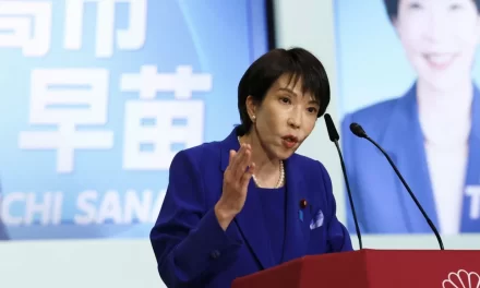 Sanae Takaichi, la prima donna premier del Giappone : tra sogni di rinascita e vecchie ombre del passato