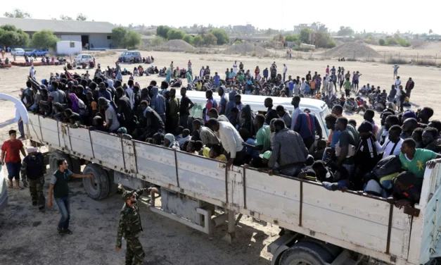 Libia, memoria corta e portafoglio lungo: l’Italia rinnova e tace. E il pallone fa il resto