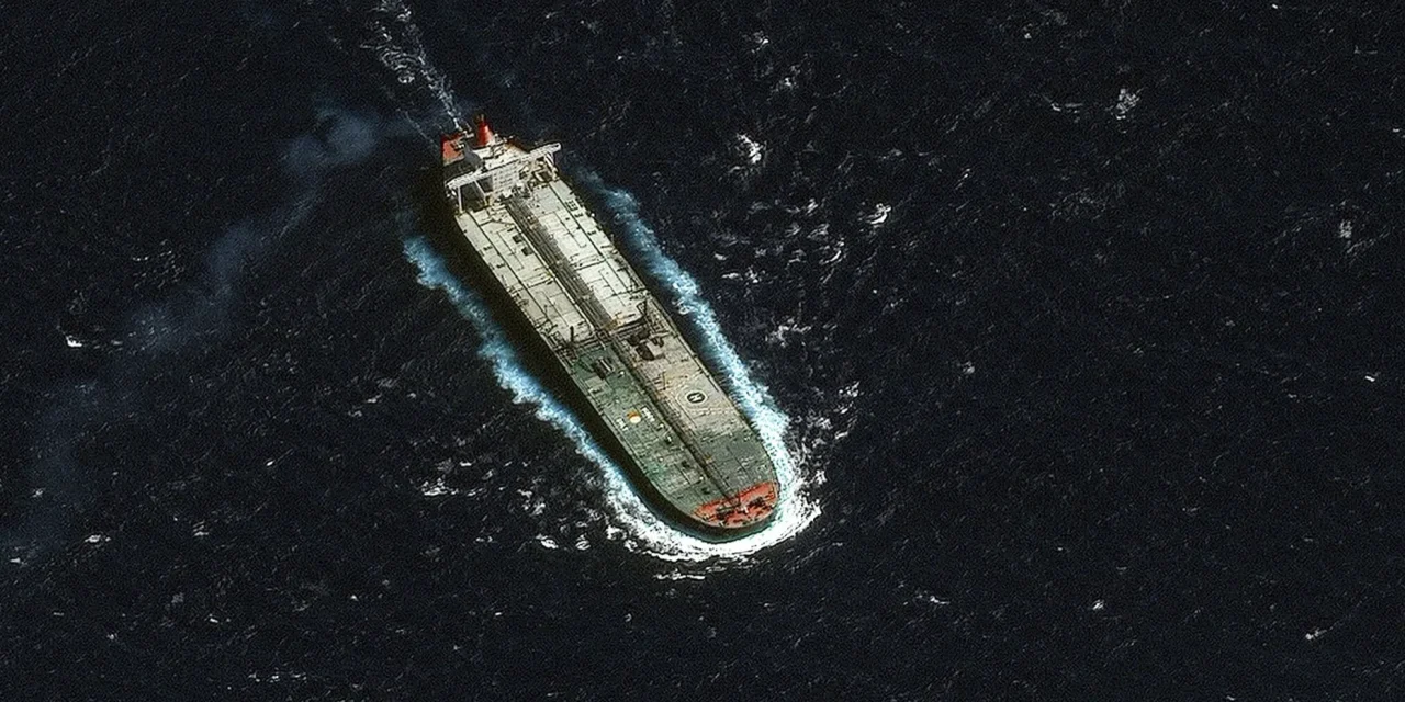 La petroliera e il mondo che scivola fuori dalle regole