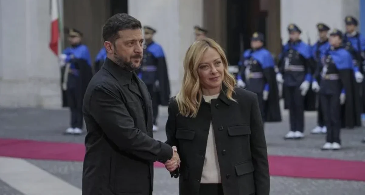 Zelensky tra Papa Leone XIV e Meloni: il nuovo asse europeo mentre Trump attacca Kiev ed esige elezioni