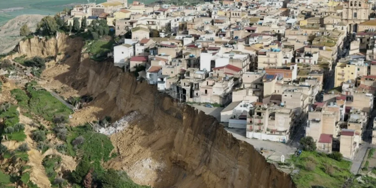 Niscemi, la collina che cede: “Una frana attiva, migliaia senza casa”