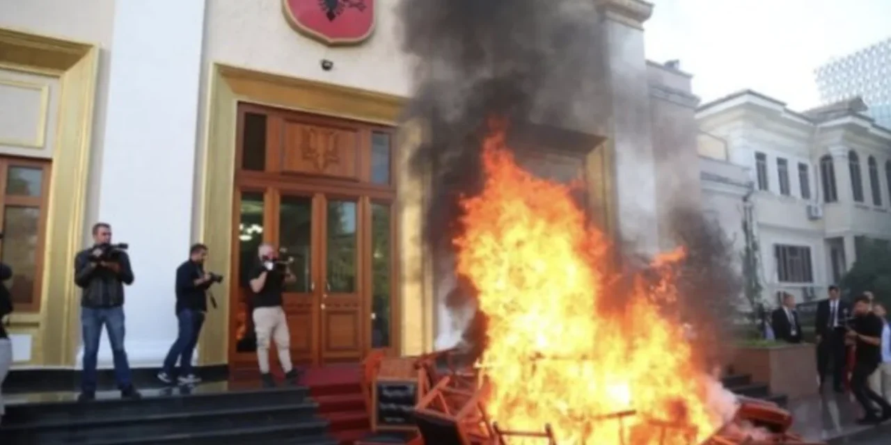 Tirana in fiamme, l’ombra lunga dell’Italia sulla crisi albanese