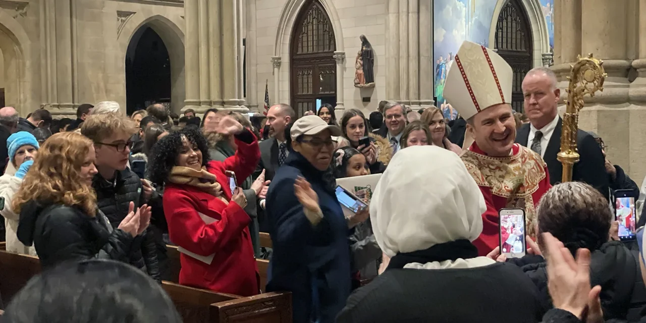 “Todos” a New York: l’arcivescovo che entra cantando in spagnolo
