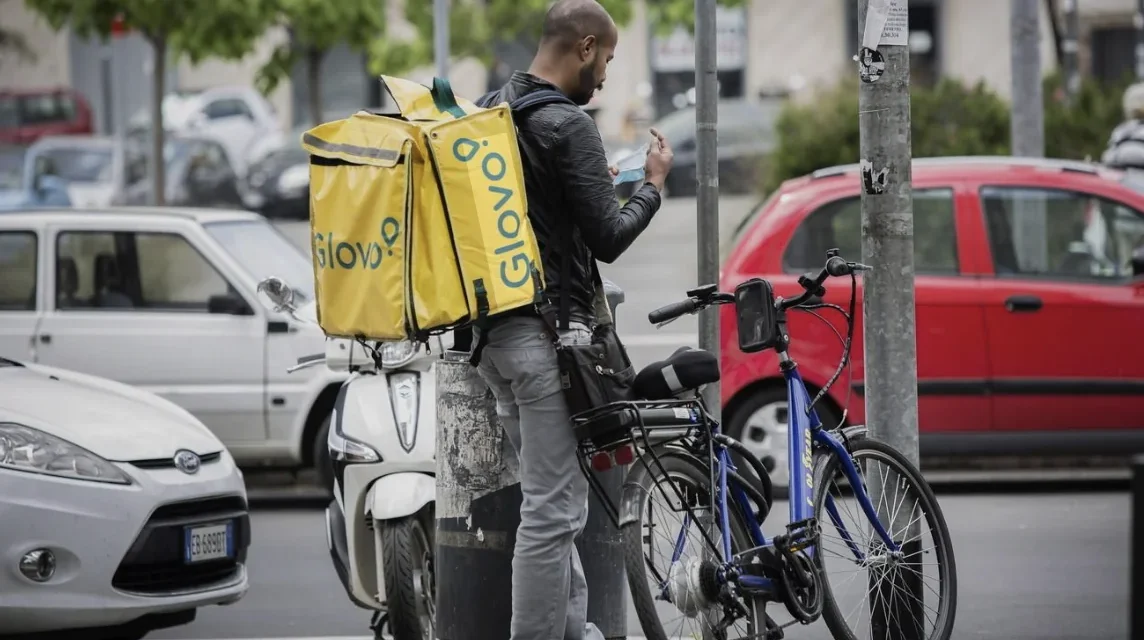 Lo scandalo sui rider. Panini, profitti e caporali in app
