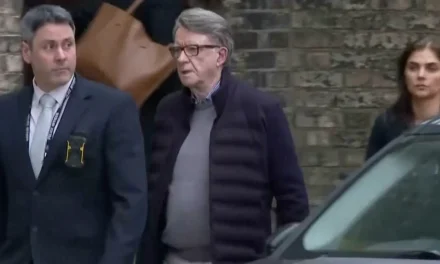 Scotland Yard corre, Buckingham si protegge