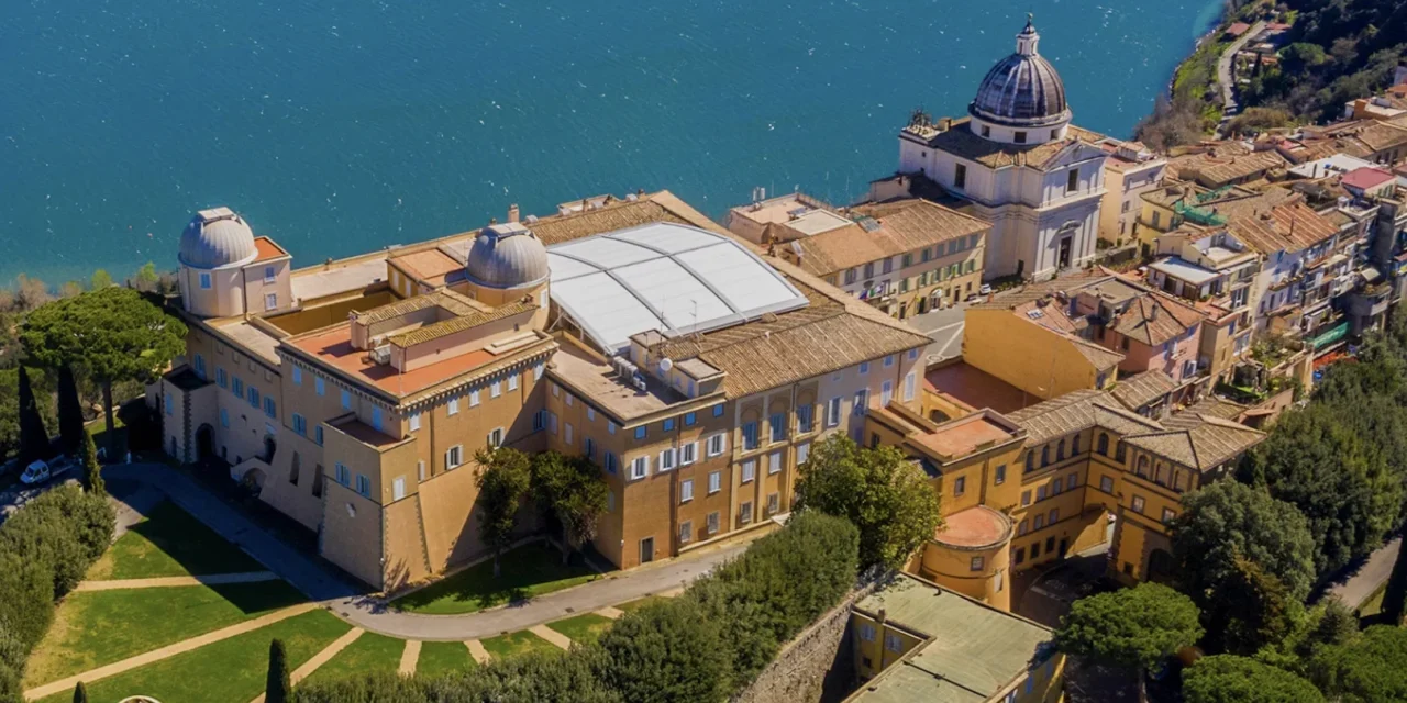 La Casa Comune si costruisce a Castel Gandolfo. Ma il mondo brucia ancora.