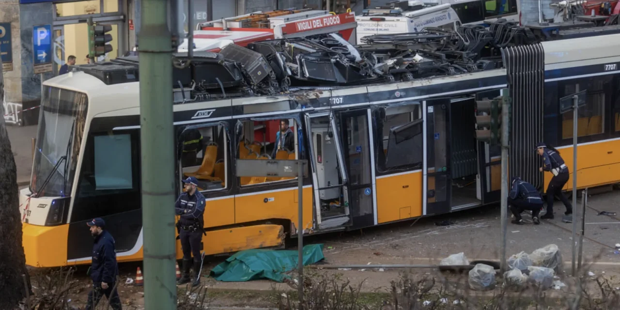 Disastro tranviario a Milano. Due morti e decine di feriti