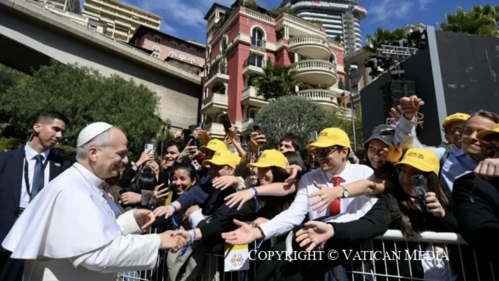 leone xiv con i giovani monegaschi