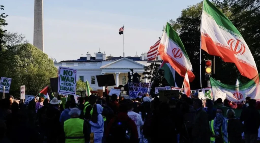 Riaperto lo Stretto di Hormuz dopo il cessate il fuoco 1 iraniani manifestano contro la guerra