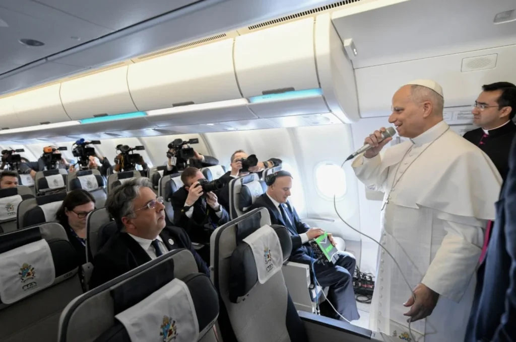 Il Papa non teme un falso messia 1 leone xiv in aereo per algeri