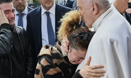 Siti tradizionalisti USA contro la beatificazione di Papa Francesco: attacco a chi la auspica