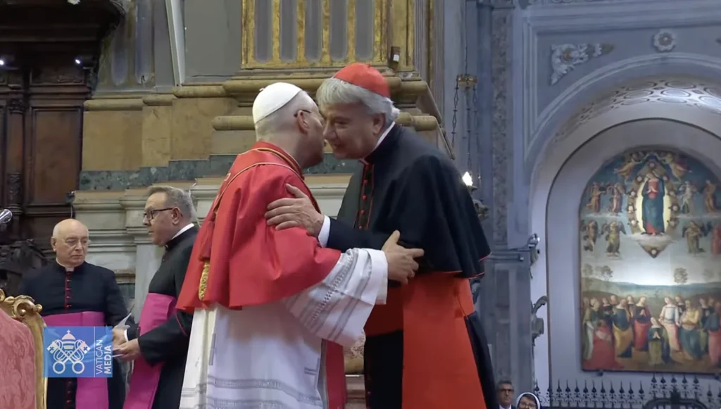 Napoli, la cura e il sangue: Leone XIV nel Duomo dove la fede non può diventare abitudine 1 abbraccio leone xiv e card battaglia