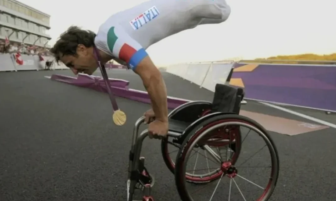 Alex Zanardi è morto. L’ultima lezione dell’uomo che visse tre volte e non smise mai di correre