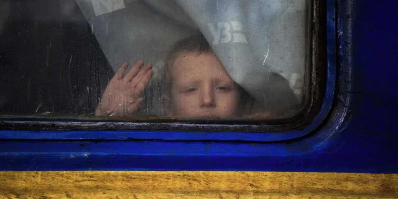 Bambini ucraini deportati, la corsa contro il tempo per salvarne altri 45