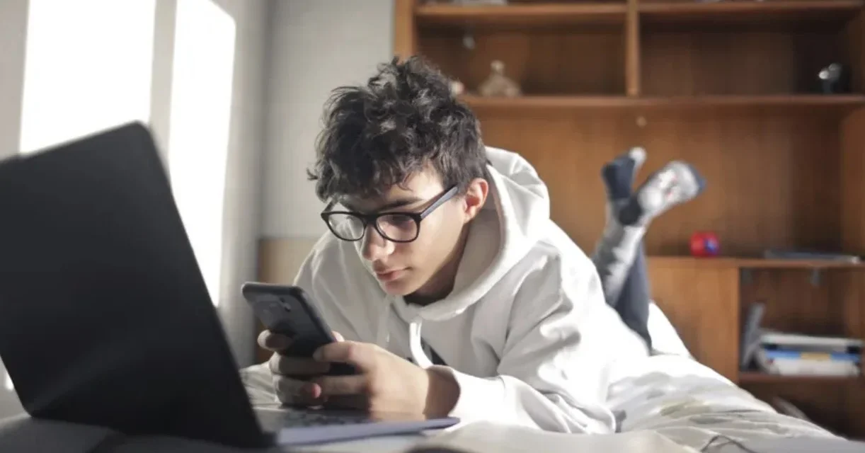 La dipendenza dei giovani dallo schermo e dai telefonini