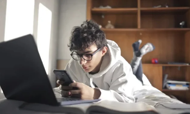 La dipendenza dei giovani dallo schermo e dai telefonini