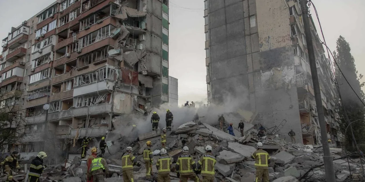 Un missile contro un palazzo a Kiev fa morti e feriti