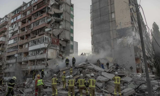 Un missile contro un palazzo a Kiev fa morti e feriti
