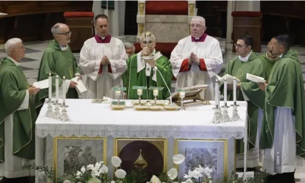 L’altare non ha due facce. Un solo popolo, una sola Messa