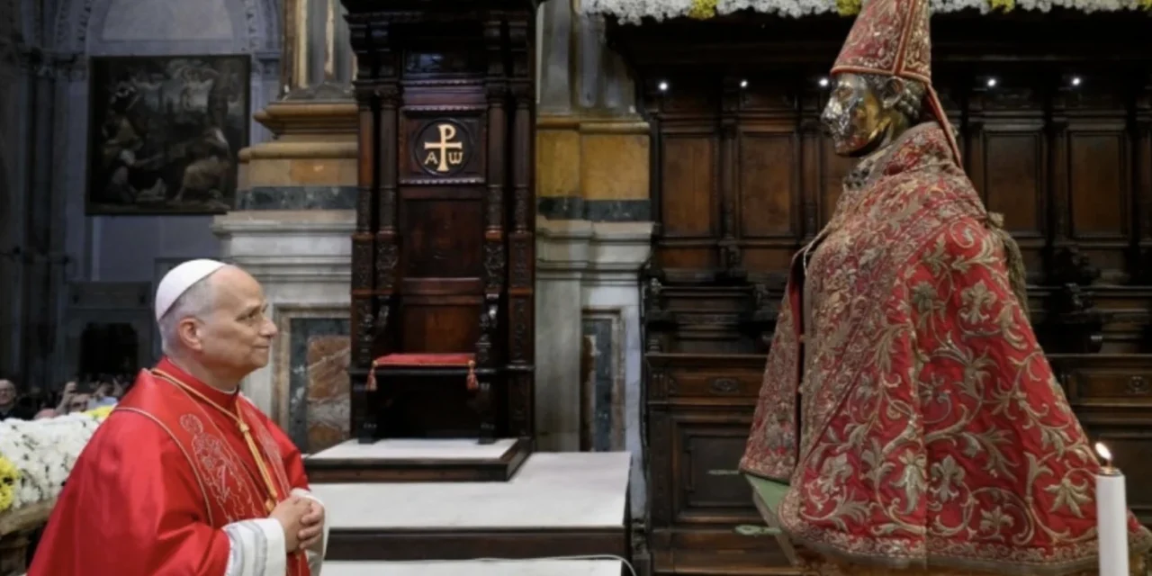 Napoli, la cura e il sangue: Leone XIV nel Duomo dove la fede non può diventare abitudine