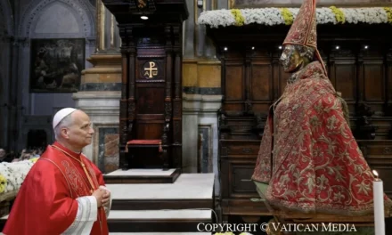 Napoli, la cura e il sangue: Leone XIV nel Duomo dove la fede non può diventare abitudine