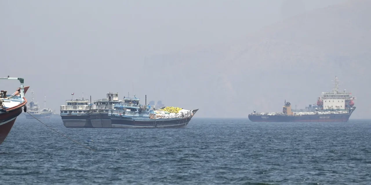 Hormuz, nave HMM Namu in fiamme: la crisi dello Stretto tra missili, petrolio e guerra delle versioni