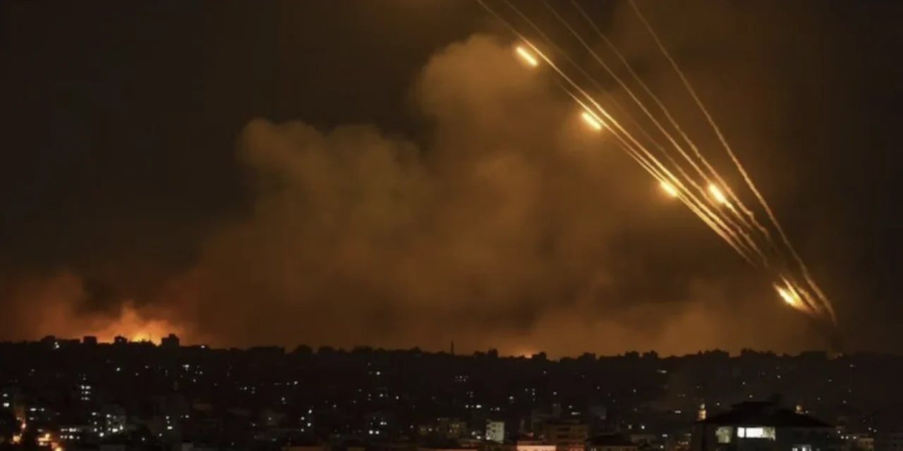 Iran e Israele si sfidano nel cielo, ma Trump insiste: “L’accordo è vicino”