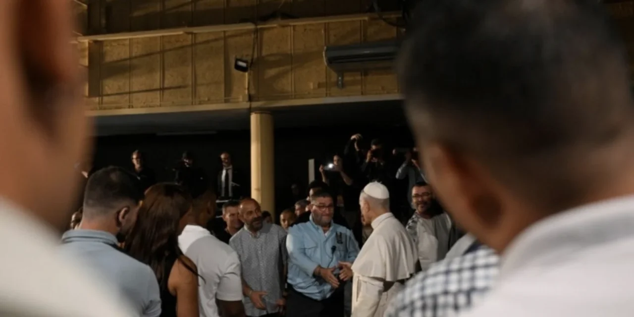 Papa Leone XIV nel carcere di Barcellona: “Il passato non condanna il futuro”