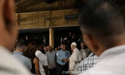 Papa Leone XIV nel carcere di Barcellona: “Il passato non condanna il futuro”