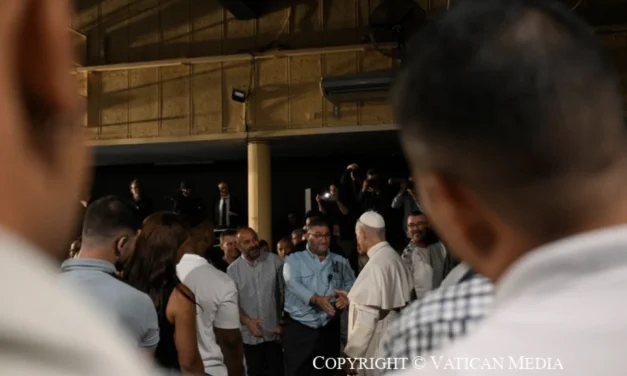 Papa Leone XIV nel carcere di Barcellona: “Il passato non condanna il futuro”